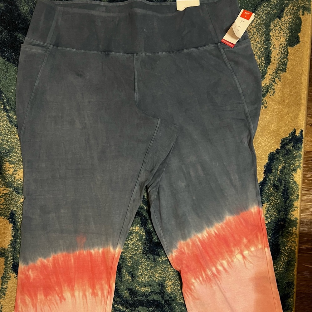 LIVI athletic tie-dyed capris, NWT, has pockets.